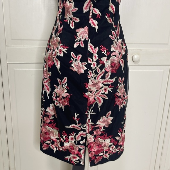 WHBM Embroidered Floral Mesh Sheath Dress Black/Pink Size 4 Flattering - Picture 7 of 12